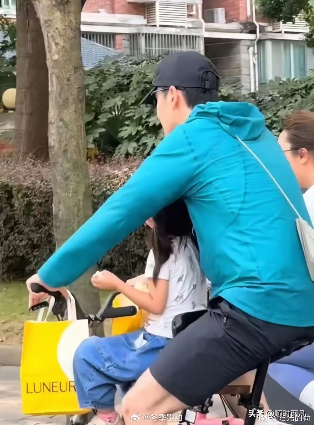 胡歌發現被拍,立即單手遮擋女兒樣貌。