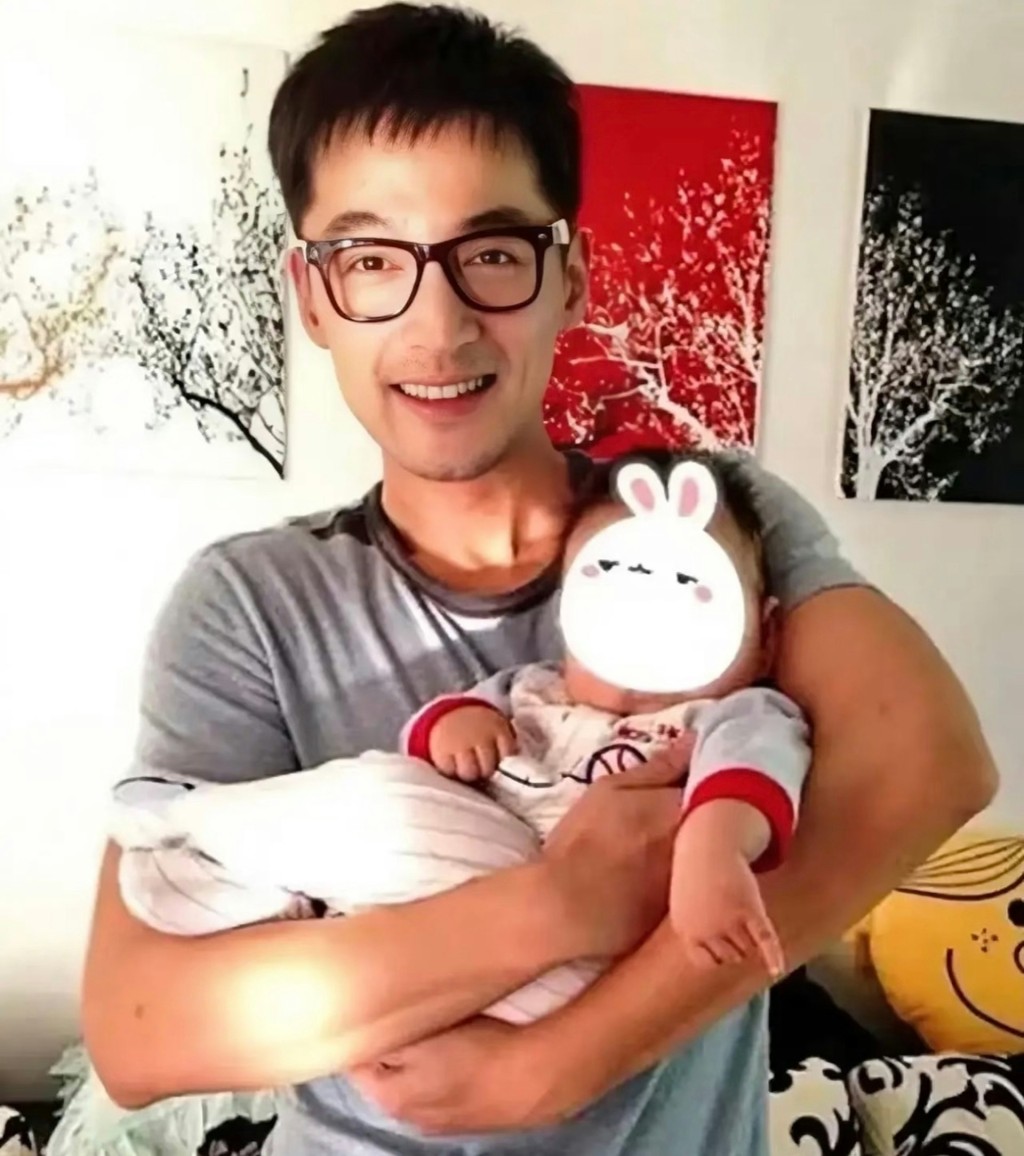 胡歌曾分享抱著嬰兒的照片。