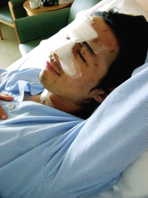 胡歌2006年在橫店往上海途中遇上嚴重車禍。