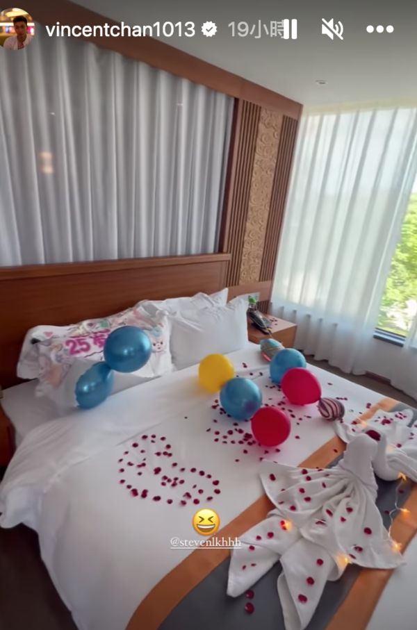連牀上也進行了生日佈置。