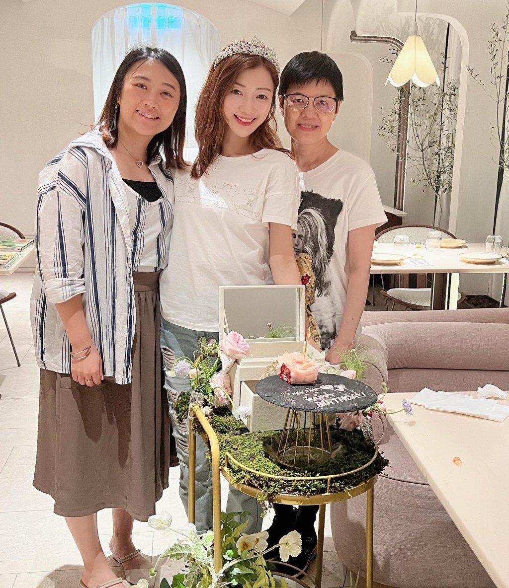 陳蒨葶分享與母親的合照,照片中亦可見到她的妹妹。
