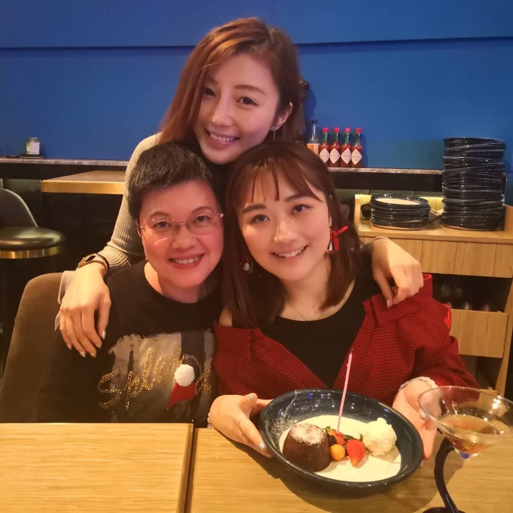 陳蒨葶與母親感情融洽。