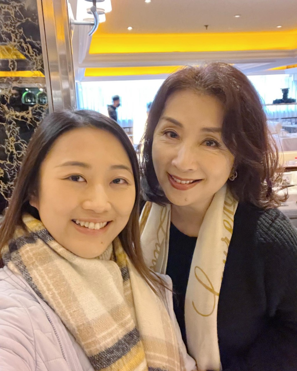 陳蒨葶的妹妹喜歡與明星「集郵」合照。
