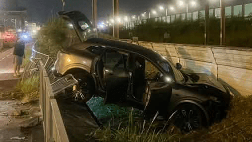 大埔私家車失控撞欄 六旬女司機胸口痛送院