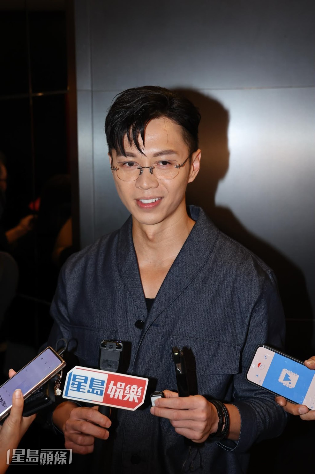 他解釋：「那個動作就是很自然發生的，純粹就是一個整理。」