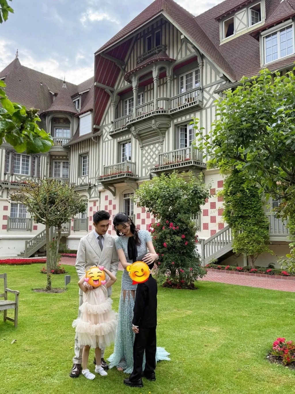 兩人的子女也有出席婚禮。
