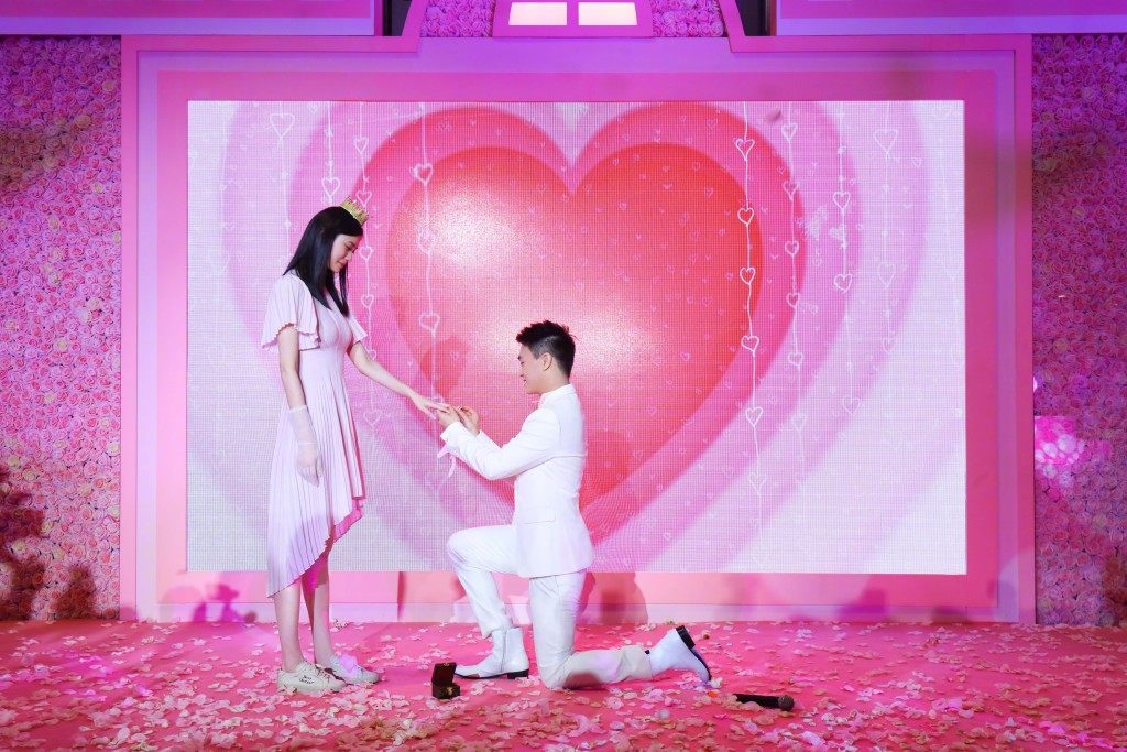 2019年5月，何猷君在上海向奚夢瑤求婚。