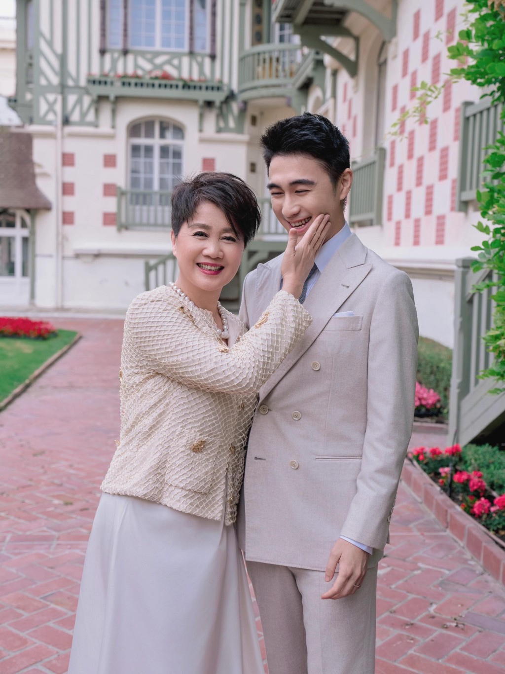 何猷君與母親梁安琪在婚禮上合照。