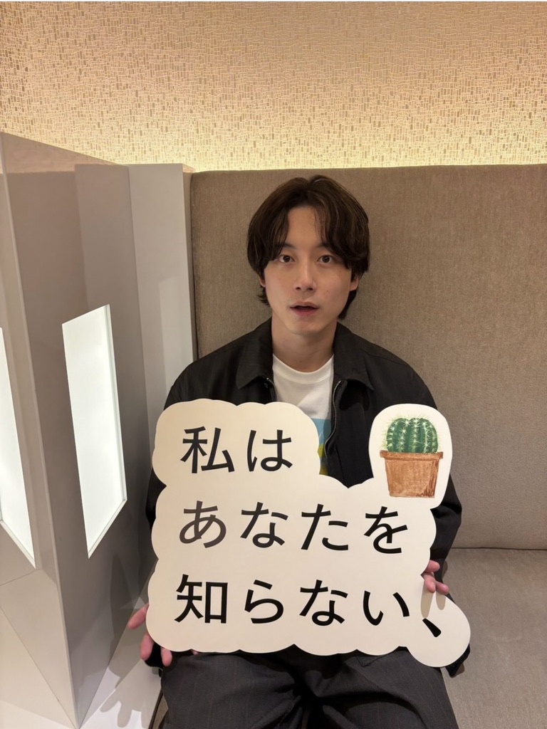 爭議聲中，坂口健太郎的社交網更新仍聚焦於新片《我不認識你》的宣傳。
