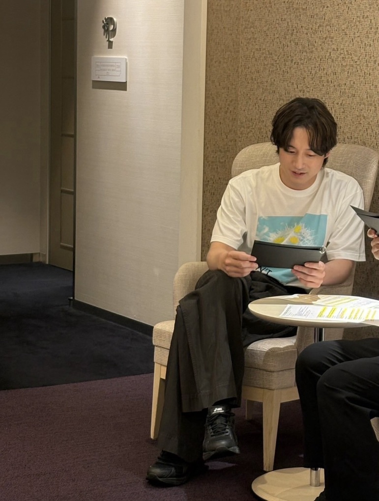 坂口健太郎今日的發文內容以工作為主，並未觸及夫妻間的爭執傳聞。