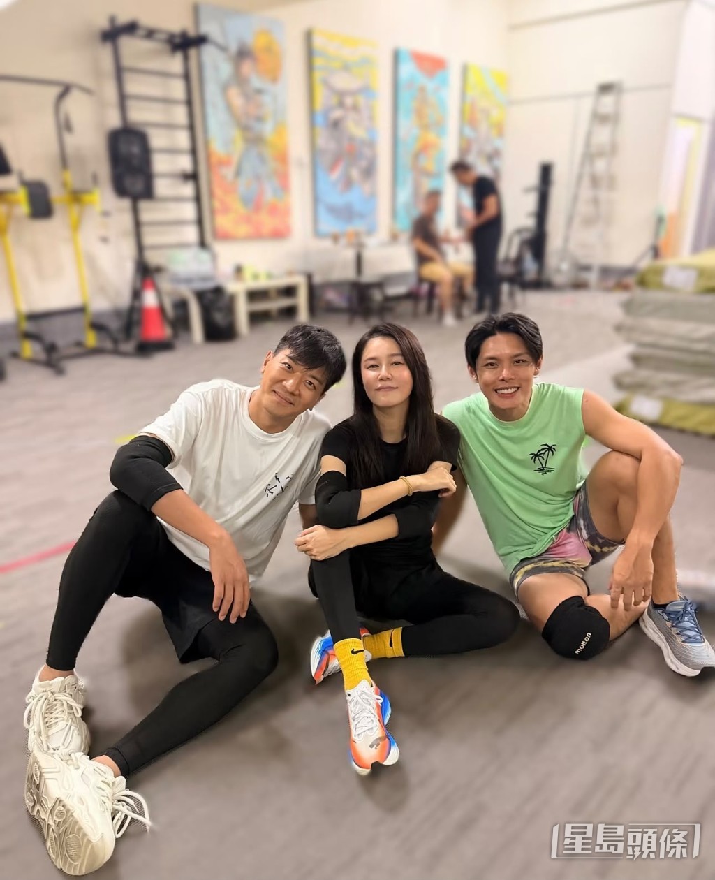 黃翠如與劇中拍檔黎諾懿及許亮宇合照。