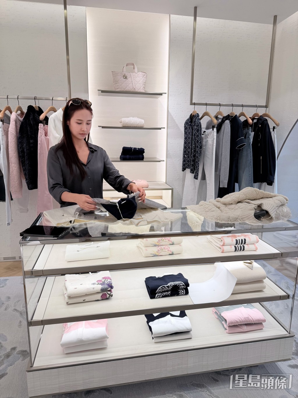 林寶玉因獲店員熱情招待，最終買下六位數商品。