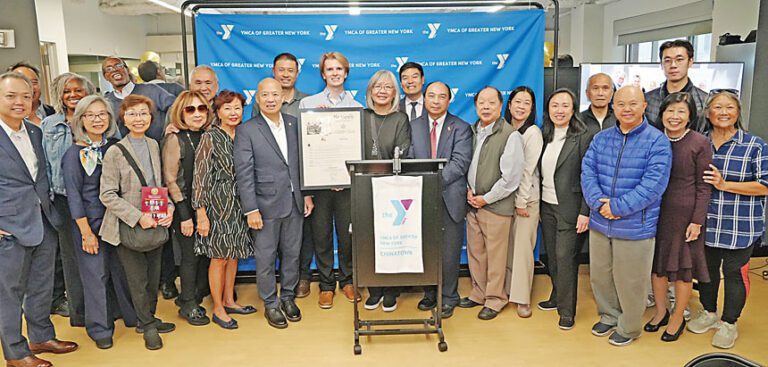 已退休的華埠青年會行政總裁劉慶良，獲選晉入2026年全國基督教青年會名人堂。圖為劉慶良、陳碧華伉儷在慶功宴上與來賓合照。