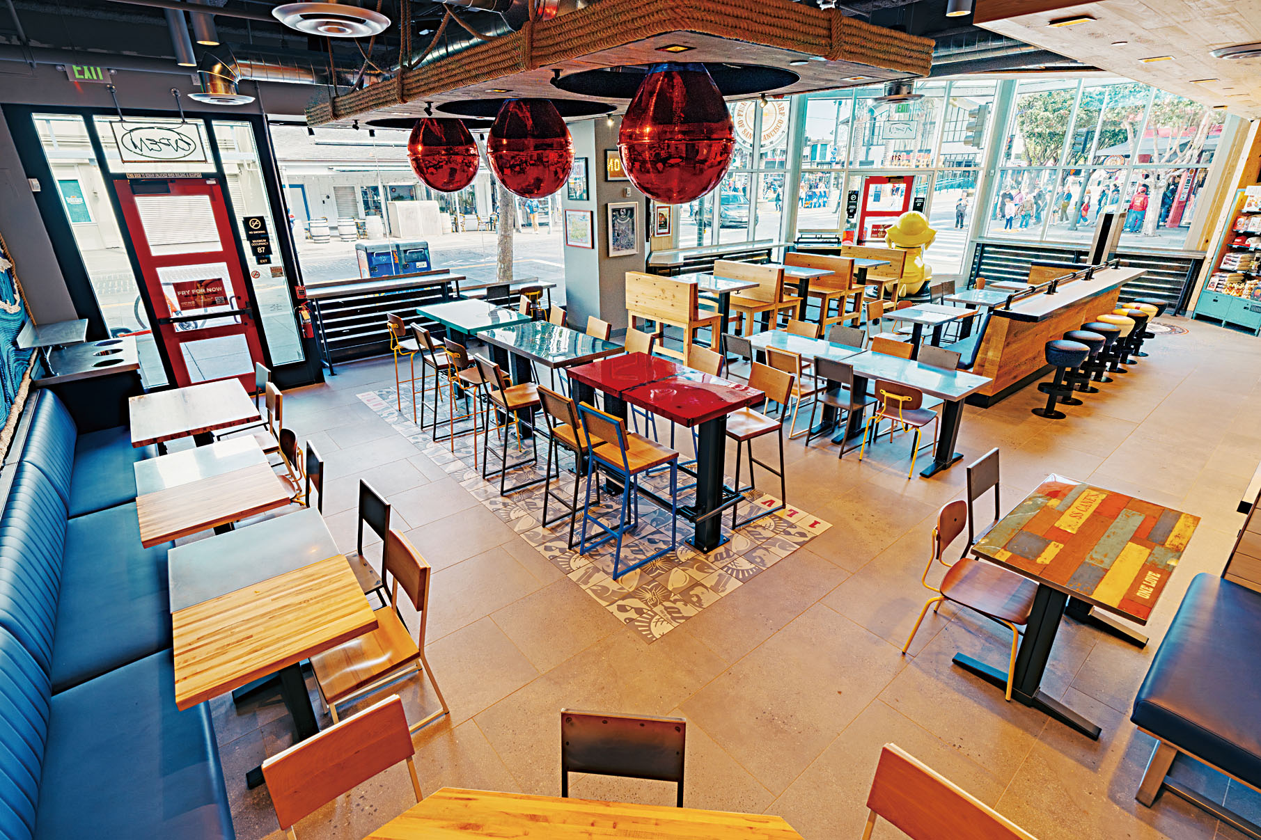 Raising Cane's三藩市首店內部融入海浪、船隻等漁人碼頭海濱元素。Raising Cane's