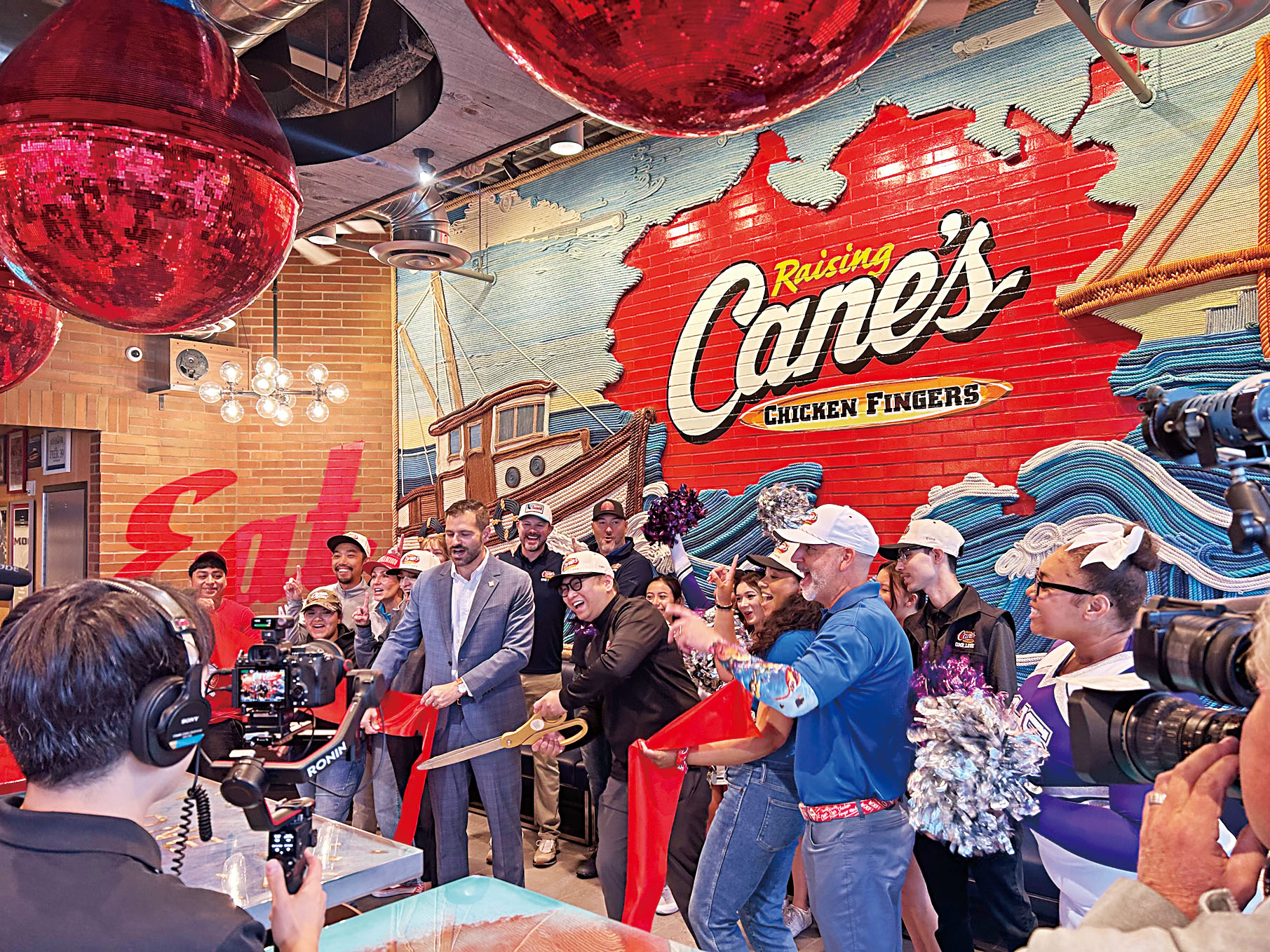 Raising Cane's首家門店在三藩市漁人碼頭開幕剪綵。Raising Cane's