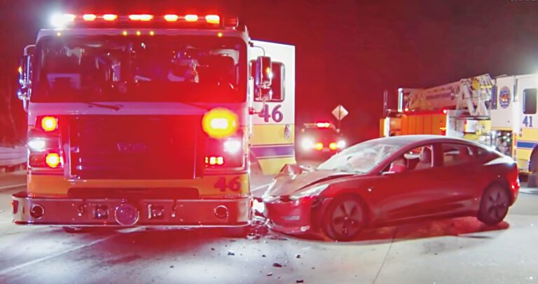 南加西米谷118號公路特斯拉撞消防車車禍現場。KTLA電視截圖