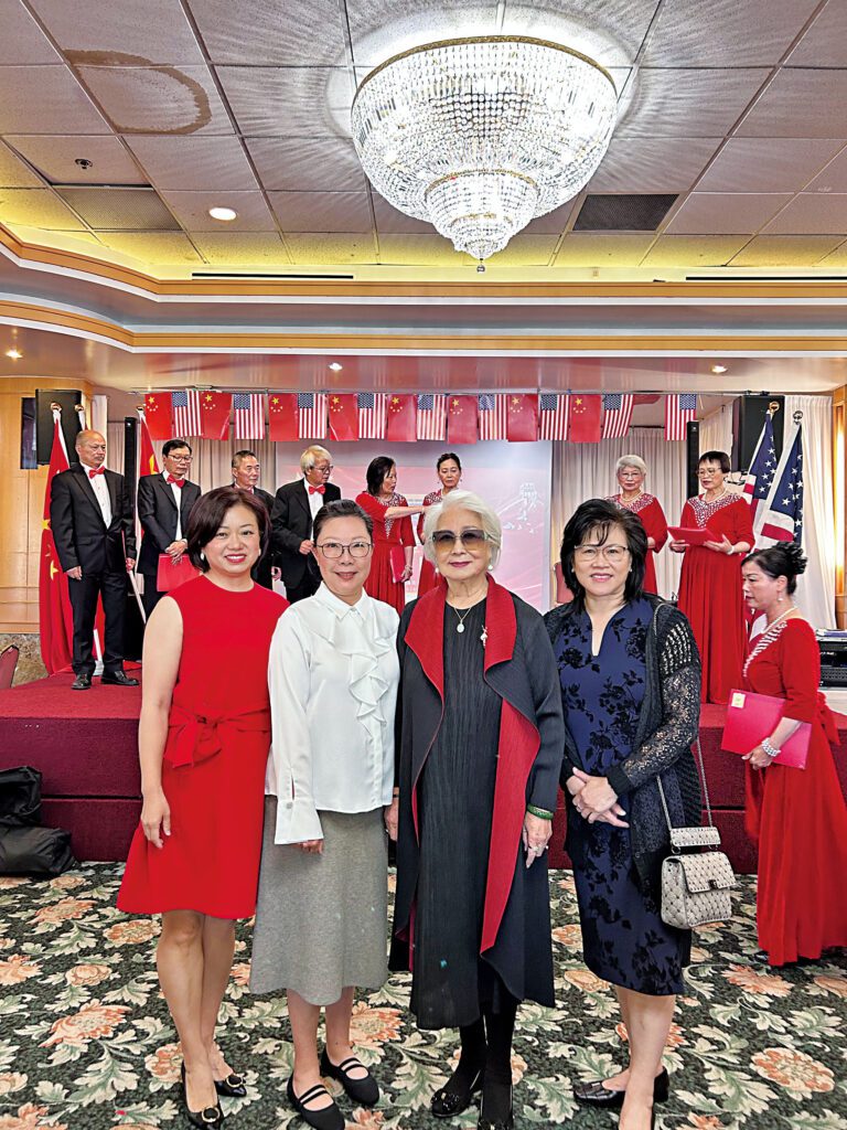 星島日報美西版行政營運副總裁曹念秀（左一）等同仁與南灣矽谷國慶委員會執行主席何孔華（左二）在晚宴上合影。本報記者攝