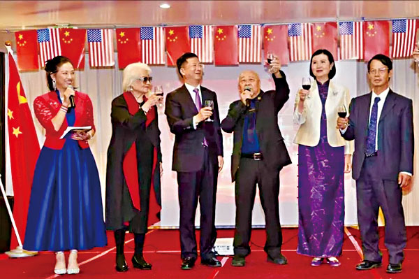 南灣矽谷國慶委員會舉辦慶祝十一僑宴，委員會執行主席何孔華（左二）與中國總領事張建敏（左三）及夫人（右二）等舉杯共賀。大會提供