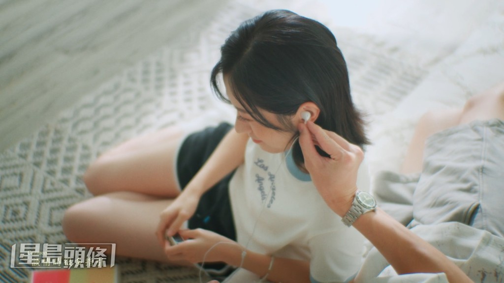 MV中男主角始終未有露出樣貌。