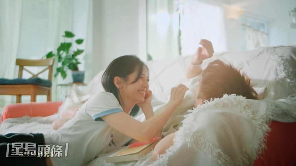 為避開男主角正面，拍攝難度增加，倪嘉雯笑言重拍是常事。