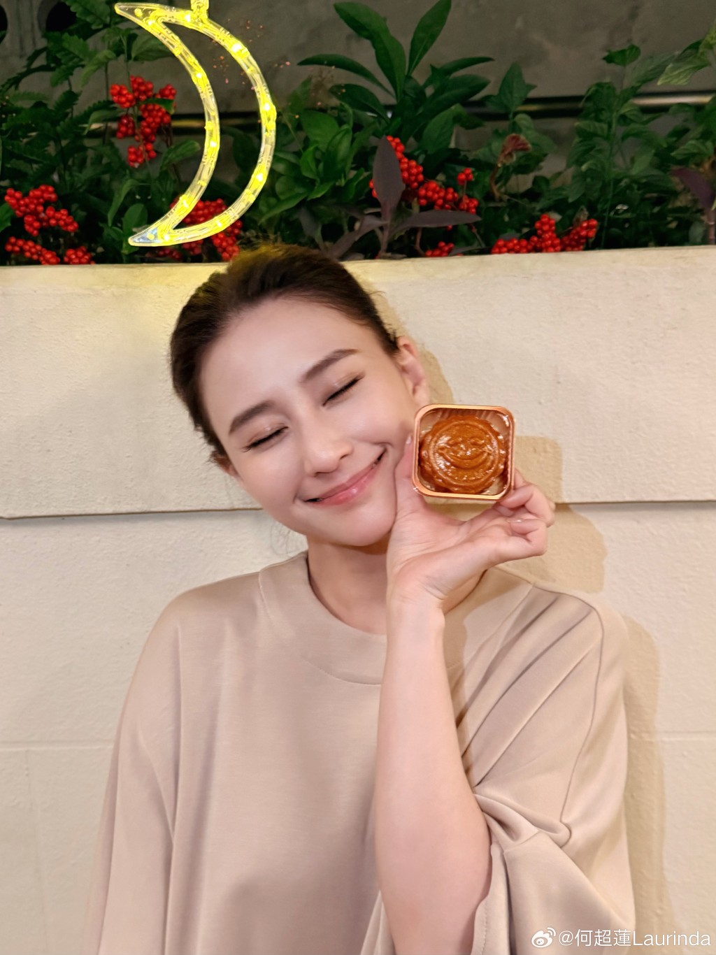 何超蓮手持月餅甜笑，充滿中秋氣氛。