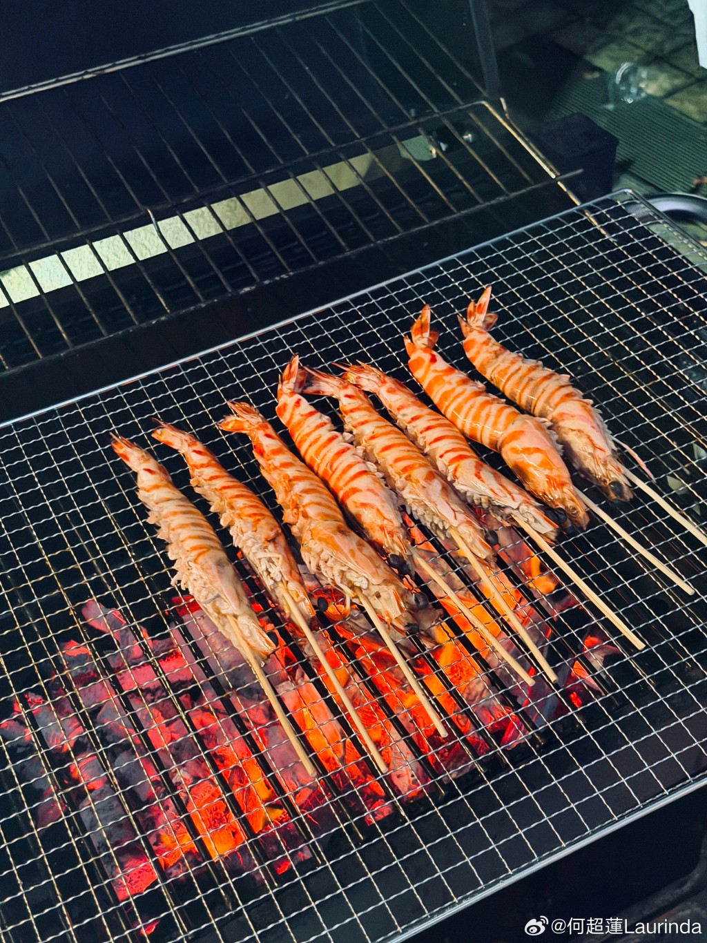 何超蓮家中BBQ派對上的烤蝦。