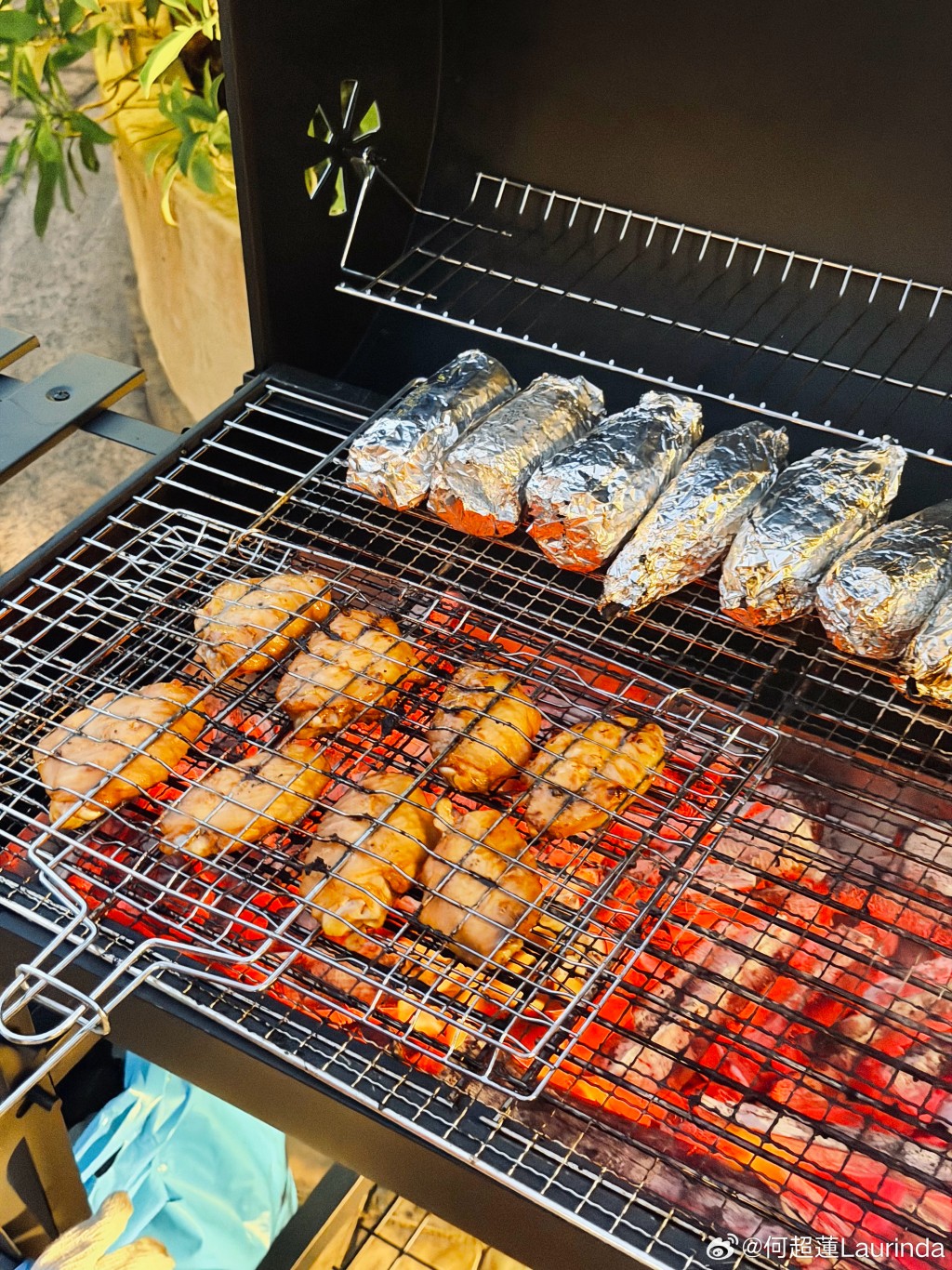 何超蓮分享正在燒烤的雞翼。