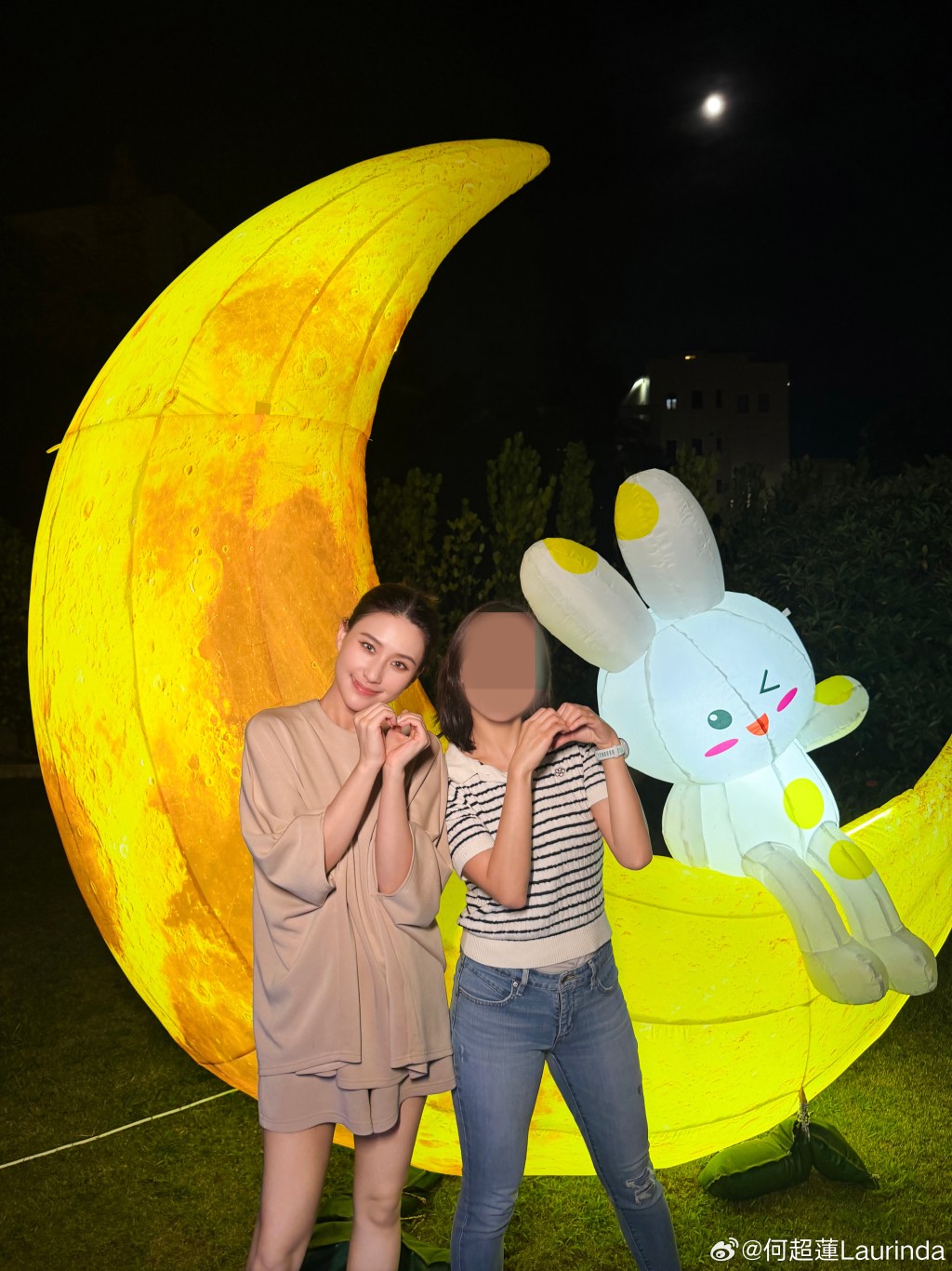 何超蓮與友人一同擺出愛心手勢。