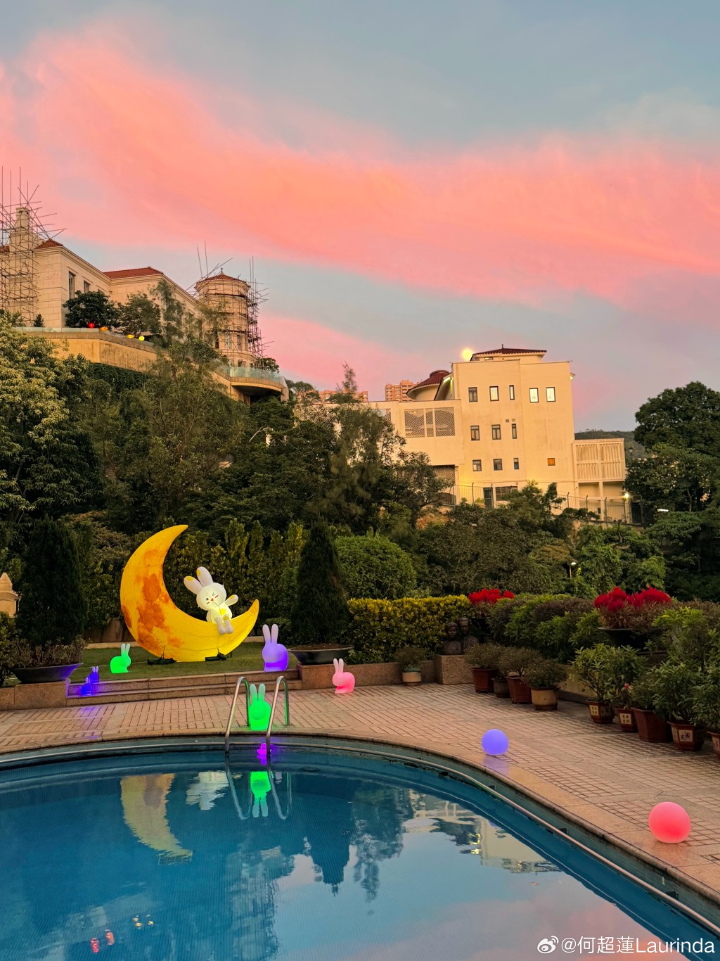 何超蓮的豪宅花園在晚霞映照下氣氛浪漫。