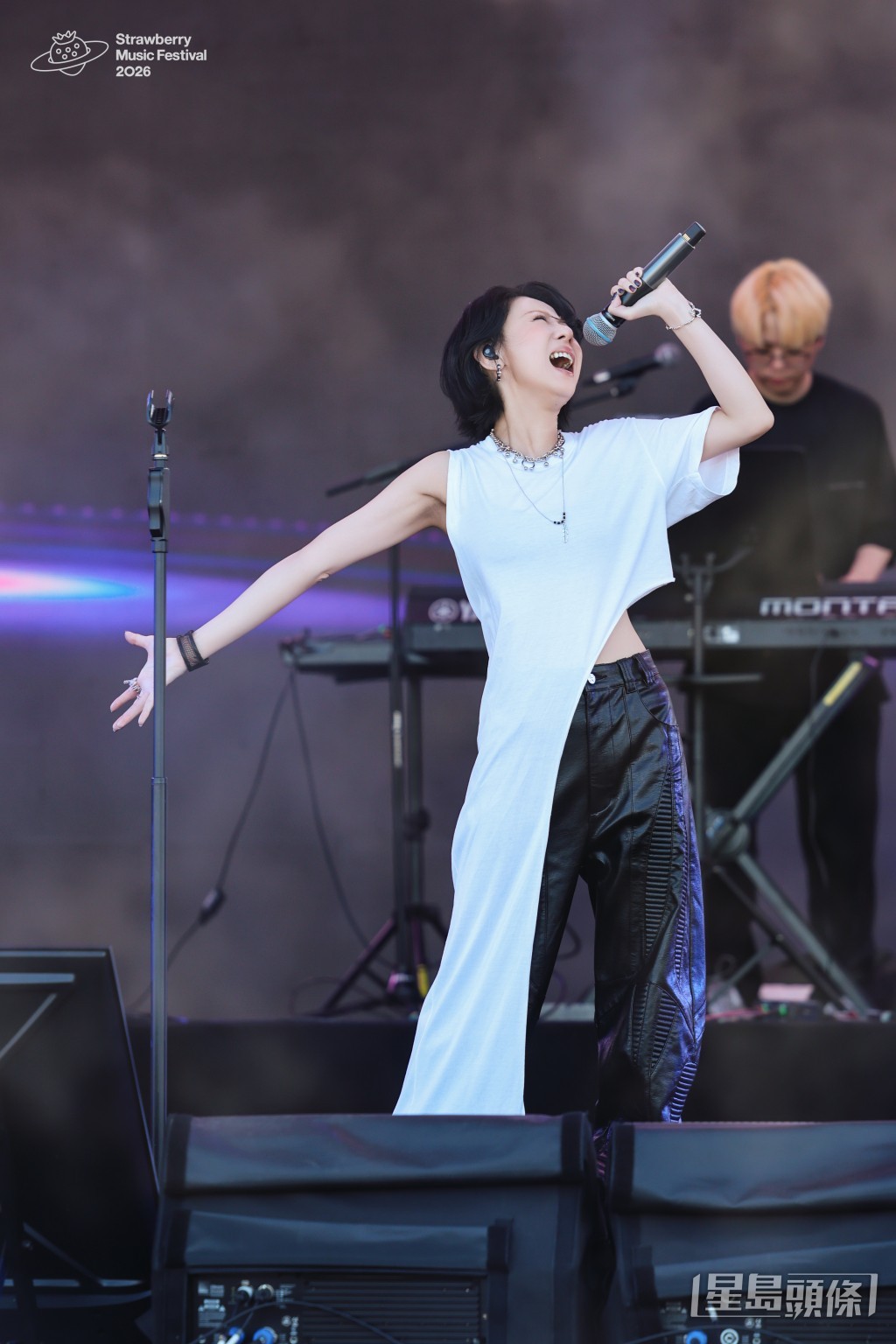 泳兒在台上投入演唱。