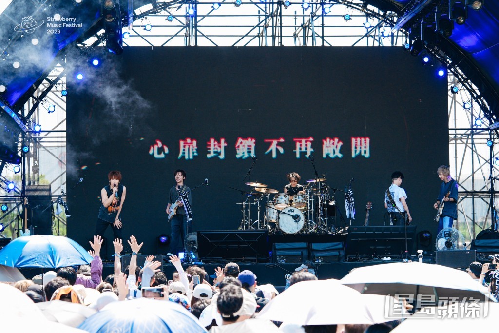 Daze in White全體成員一同演出。