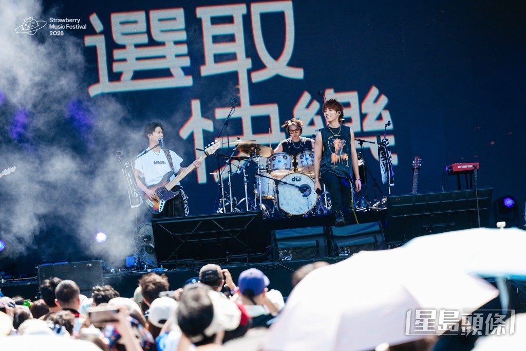 Daze in White主音過關前險些遺失證件。