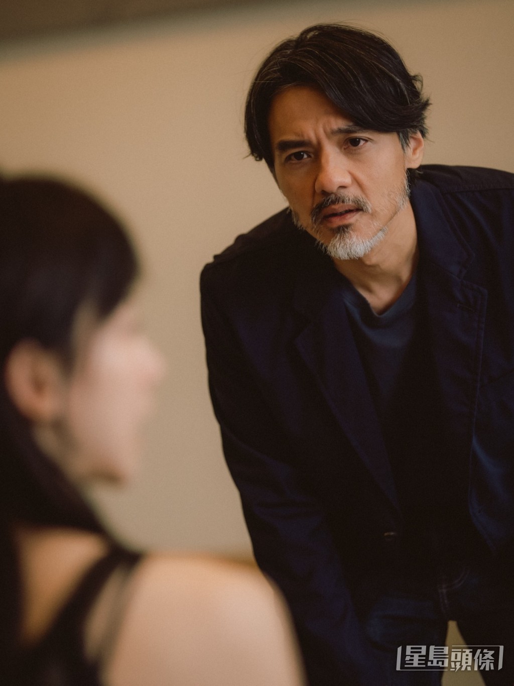 馮德倫飾演的男主角歐文，在四位女性的目光下同時扮演多種角色。