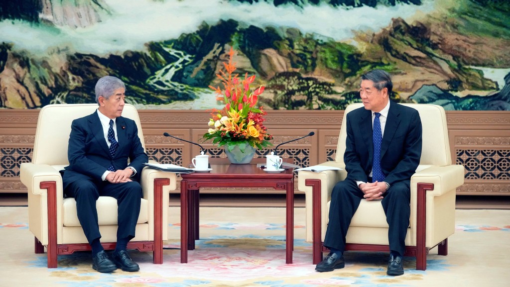 何立峰會見日本前外相岩屋毅 強調歡迎日企來華發展