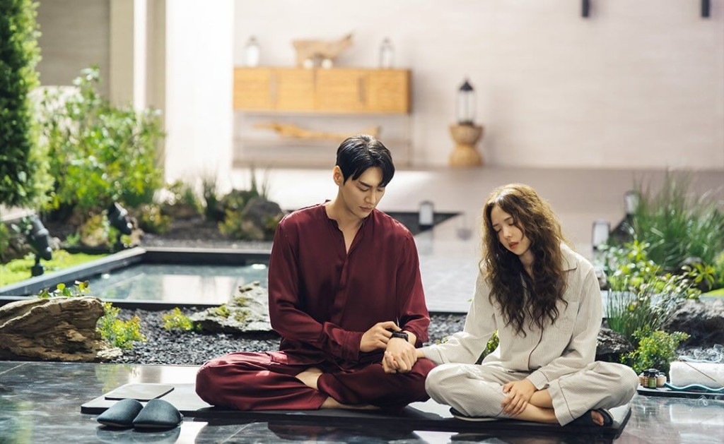 劇中兩人上演「隨傳隨到」的特殊互動。