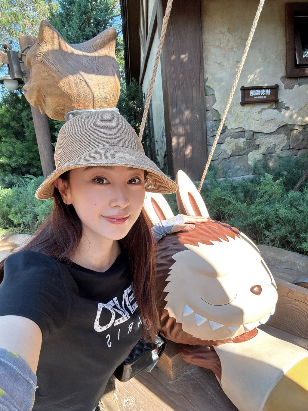 賈曉晨在樂園內與可愛的卡通裝置合照,展現少女心。