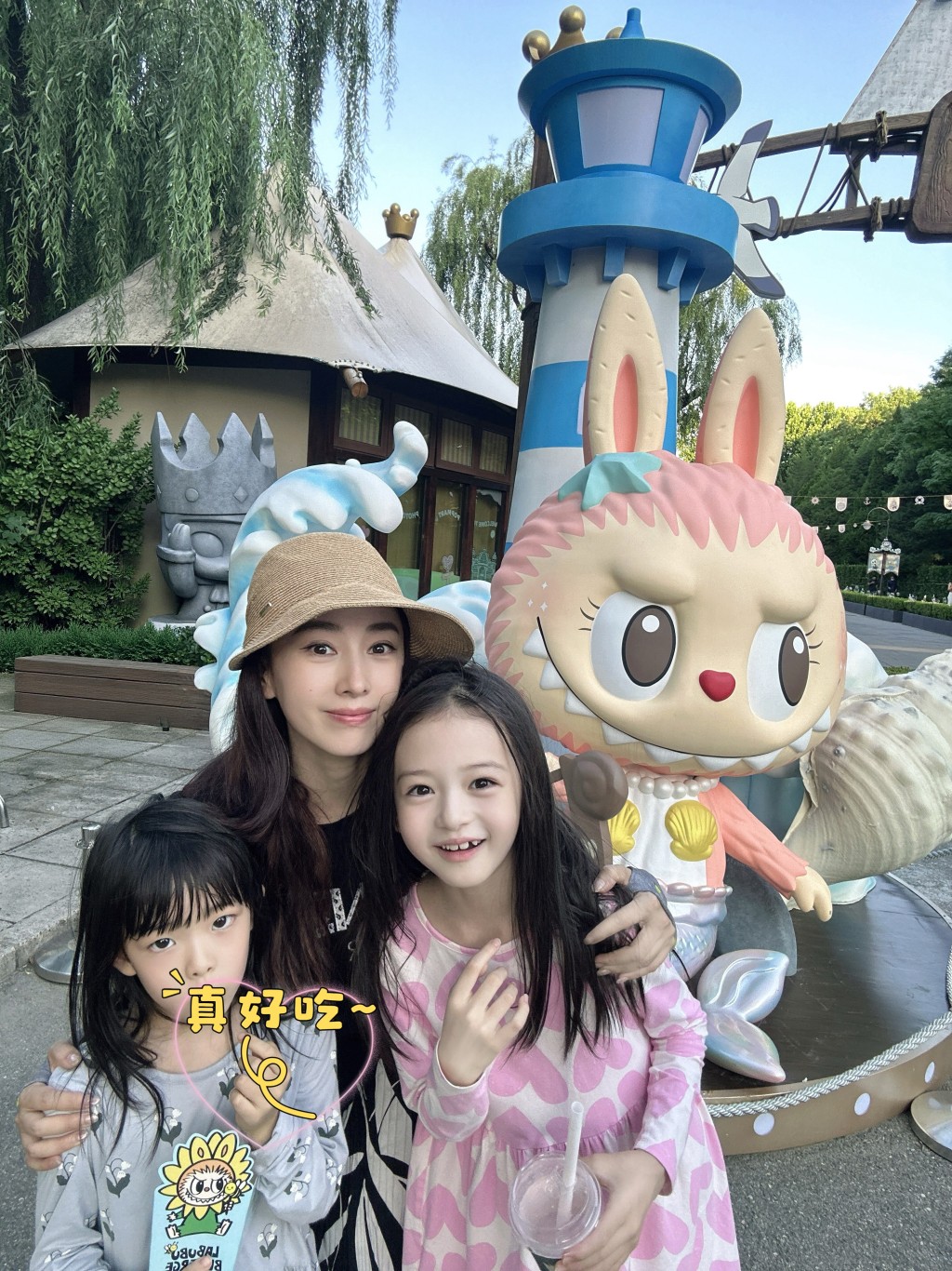 細女「小飯團」被媽媽賈曉晨捕捉到專心吃爆谷的可愛模樣。