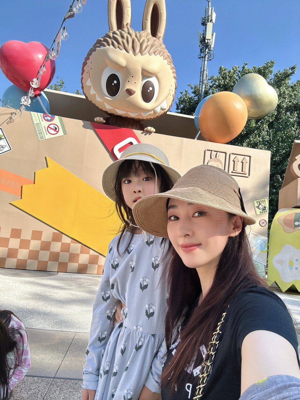 賈曉晨與細女在巨型公仔前打卡,享受夏日親子時光。