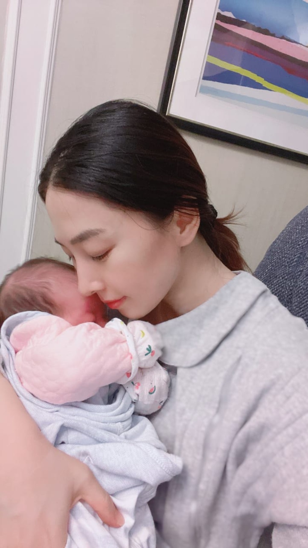 賈曉晨婚後先後誕下兩名女兒。