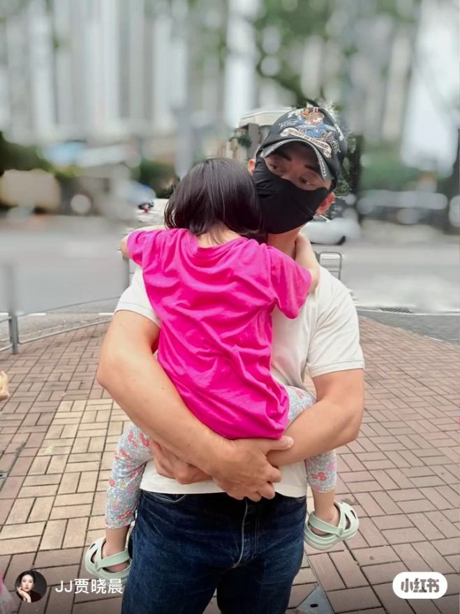 JJ賈曉晨曾在小紅書分享細女「小飯團」迎接爸爸樊少皇回家的影片。