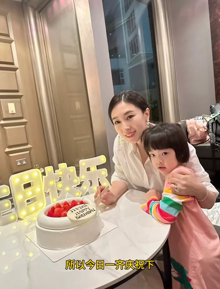 賈曉晨與細女的生日日子只差數天,因此一同慶祝。