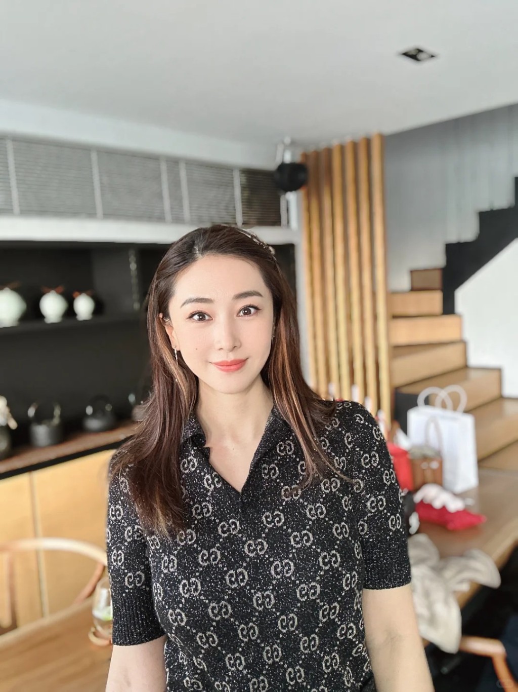 賈曉晨已是兩女之母,但保養得宜,看不出真實年齡。