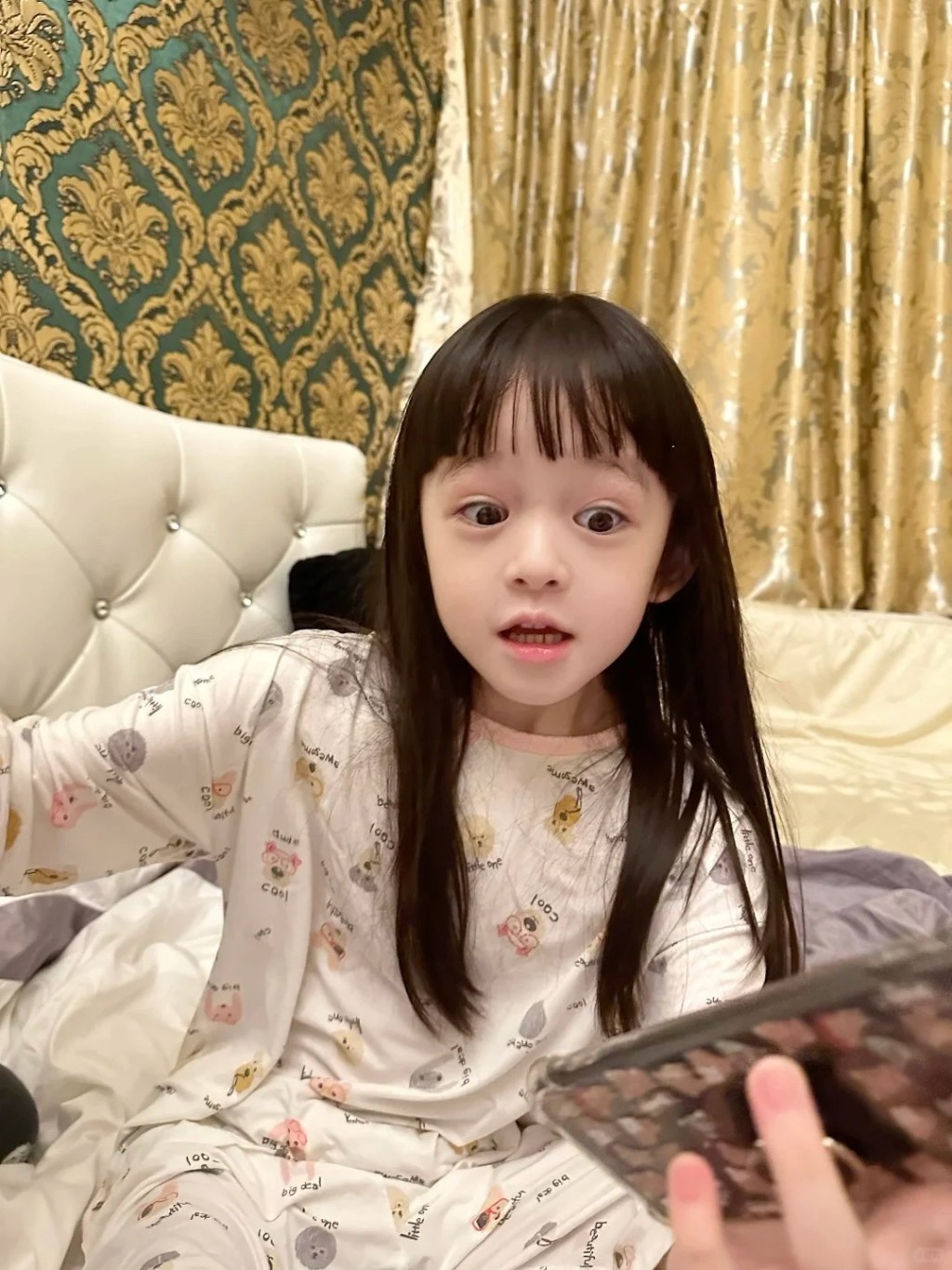 樊少皇為大女「小飯兜」剪頭髮,此舉再次令賈曉晨生氣。