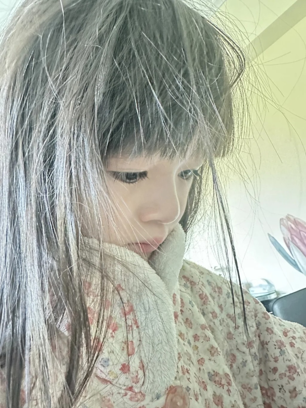 「小飯兜」肌膚白皙,擁有一雙清澈的眼睛、小巧鼻子和櫻桃小嘴,樣貌標緻。