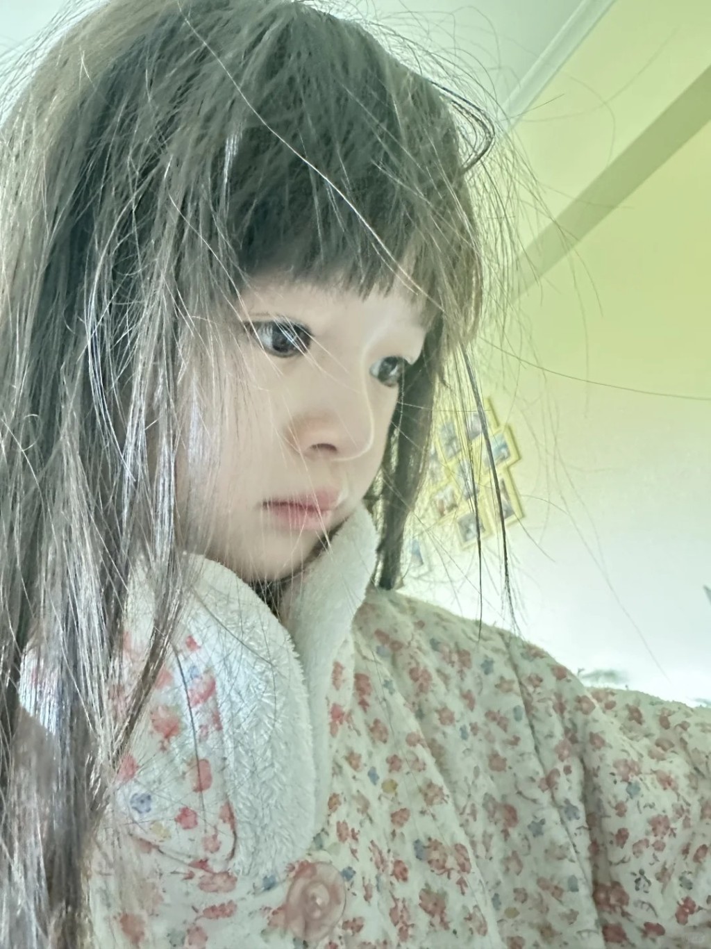 「小飯兜」身穿米白色碎花高領外套,一臉專注地直視前方,模樣可愛。