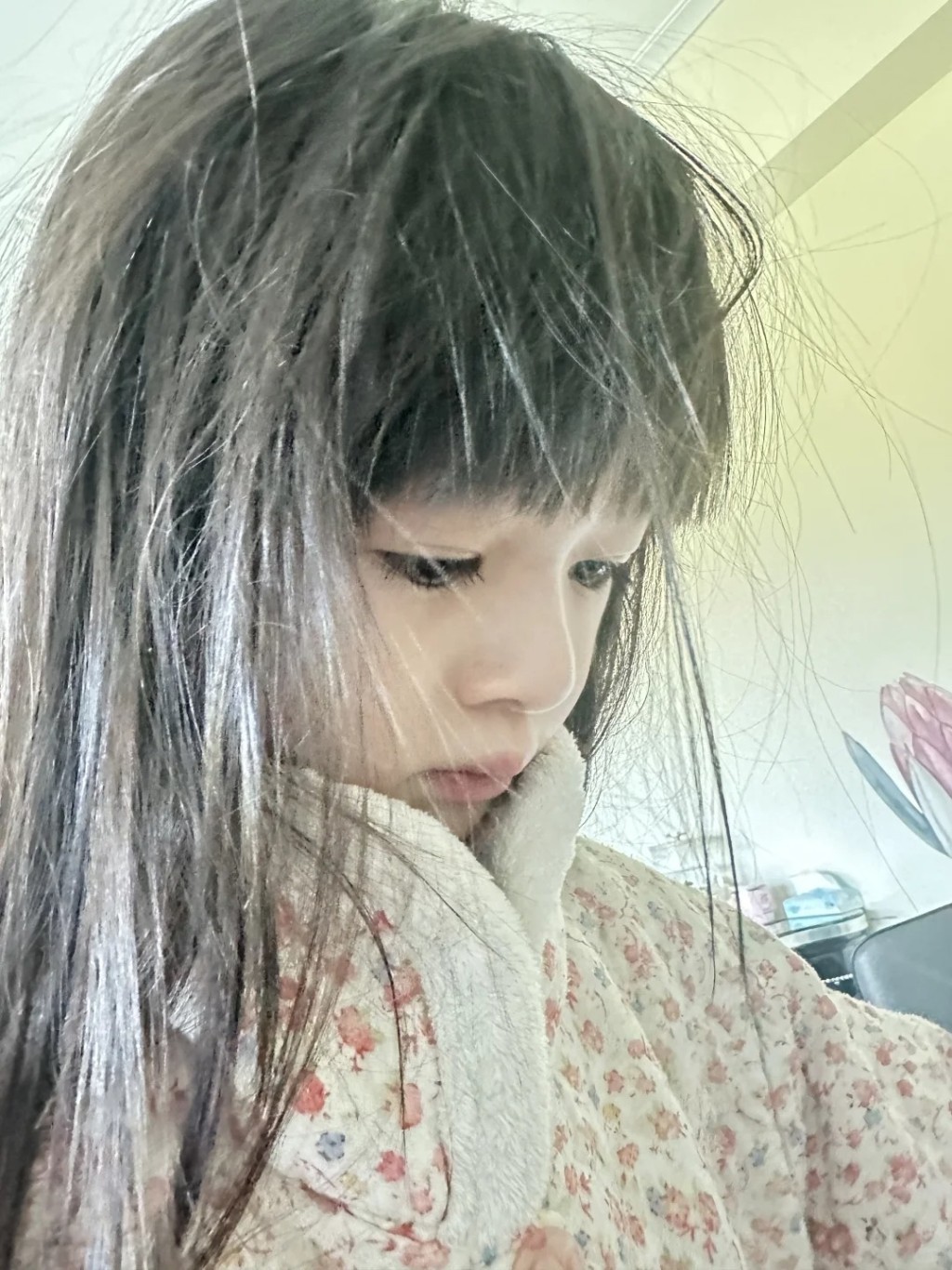 早前賈曉晨在小紅書分享了多張「小飯兜」的大頭特寫靚相,即使披頭散髮依然漂亮。