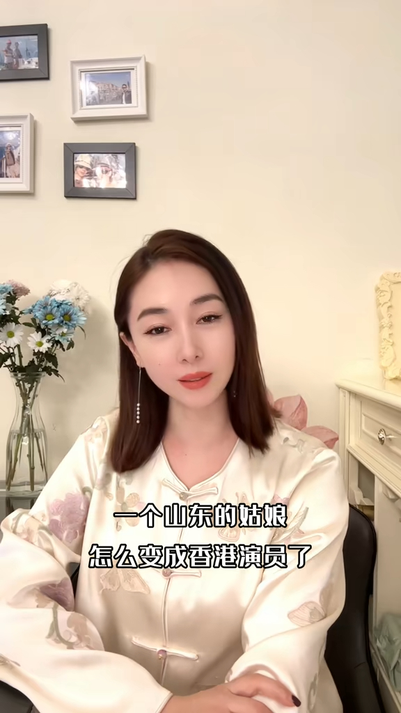 留著短髮的賈曉晨化上精緻妝容,身穿象牙白色緞面上衣出鏡。