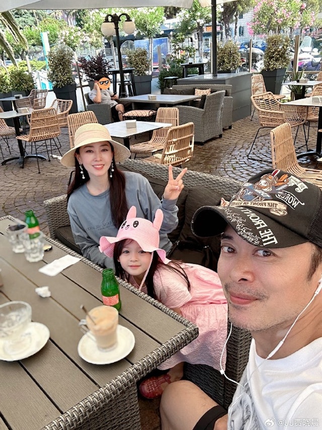 早前樊少皇和賈曉晨一家人合體,帶孩子到歐洲旅行,打破離婚傳聞。