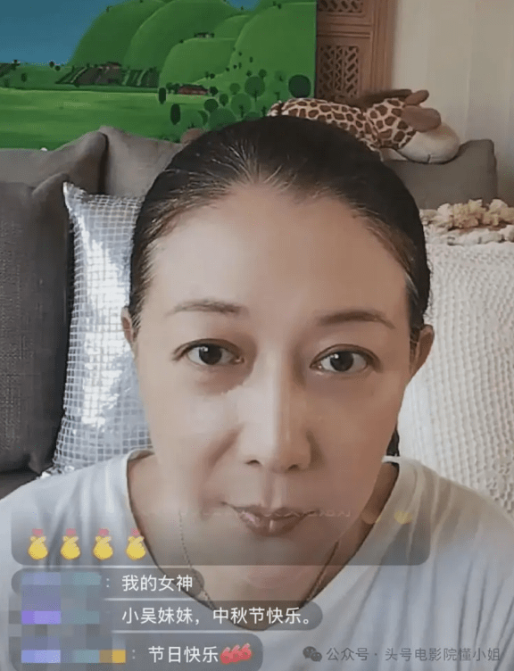 她在直播過程中鮮露笑容。