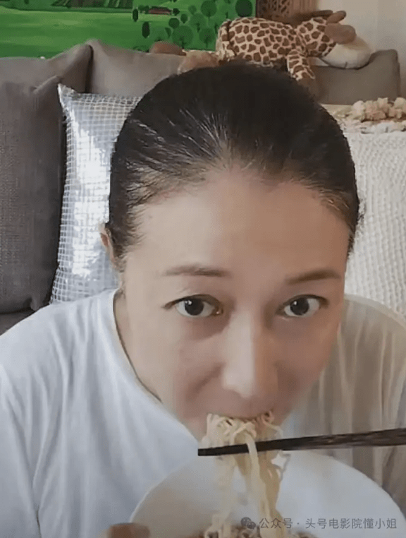 直播中可見吳綺莉滿頭白髮。